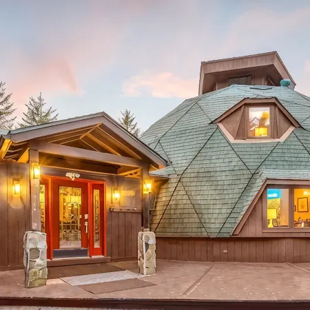 Architectural marvel w/firepit, hot tub, prime location, lounge & bar rooms! Отели в г. Эдрей