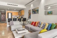 Eagle Beach Area Sunset Getaway w/King Bed - 3성급