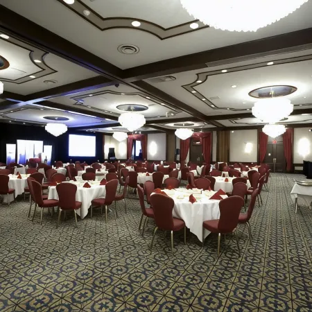 Chateau Lacombe Hotel
