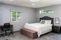 Charming 3-bedrooms house with AC, WiFi in La Libertad 15 Minutes from Airport Hôtels à : 
