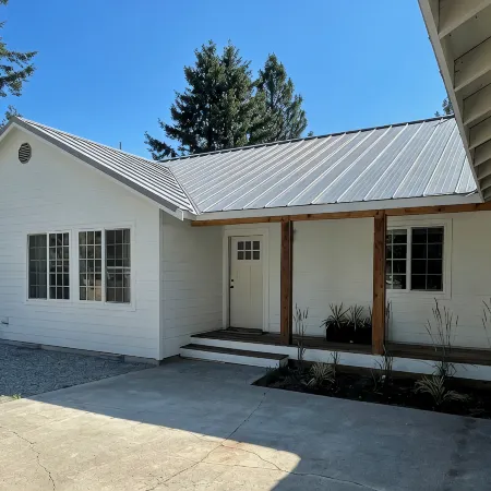 Spectacular peaceful out of town getaway only 5 miles from downtown Lake Chelan.