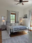 Gruenfelden Farms-1860's restored farmhouse- hilltop views; 10 min to Round Top; - Homestays