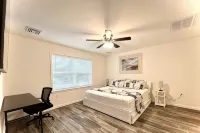 Beach House by the Bay, 9 Car Parking, Linen Included