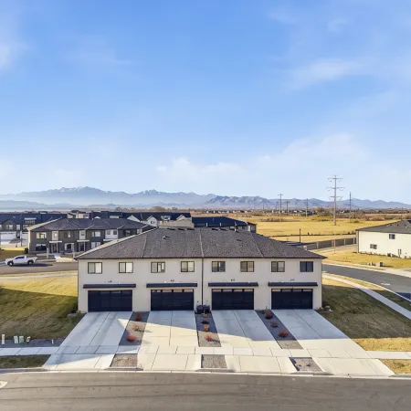 Luxury Townhome! Mountain Views! Family Amenities! Seasonal Pool & Pickleball!