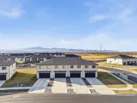Luxury Townhome! Mountain Views! Family Amenities! Seasonal Pool & Pickleball!