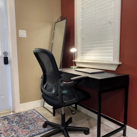 Cozy, Private Suite in Bedford — Bed, Laundry,kitchenette and Self Check in