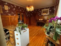 Jenny’s Suites, historic house in Welland, 20 minutes from Niagara Falls. Hotele w: Welland