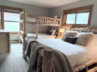 Remodeled Cozy Mountain Modern Ski-in 1 Block to Heart of BreckenridgeHot Tubs - 3 stjerner