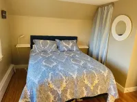 Charming private home. Walk to beach, restaurants, entrance to the Cliff Walk! - บังกะโล