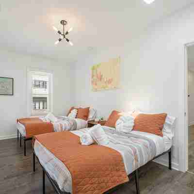 LUX 3-Level Chicago Home +garage & patio Rooms