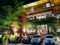 Triple Seven Bed and Breakfast Hotels near Husein Sastranegara Airport