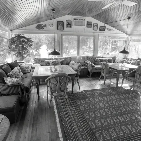 Sunnybrook House - 5 bedroom antique home in landscaped wooded grounds.