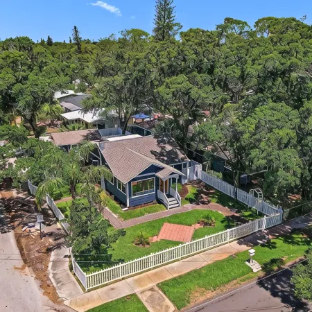 Beautifully renovated beach cottage!