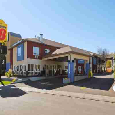 Super 8 by Wyndham Lethbridge Hotel Exterior