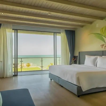 Hotel Tide Phuket Beach Front Отели рядом с достопримечательностью «Порт Ратсада»