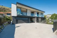Modern Family home with Views, Sunsets and Space in Atawhai. 8 mins to Nelson. -  Privatzimmer