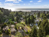 Mid-Century A-Frame Chalet. Dog Friendly. Only a Half-Mile Stroll to the Beach!