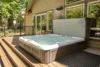 Mt Hood Village! Close to Golf and Skiing. Hot Tub+Dog Friendly - 4성급