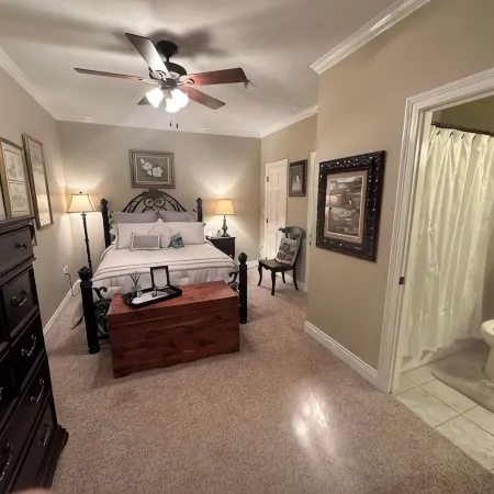 Downtown Front Street 2-bedroom townhome with balcony views