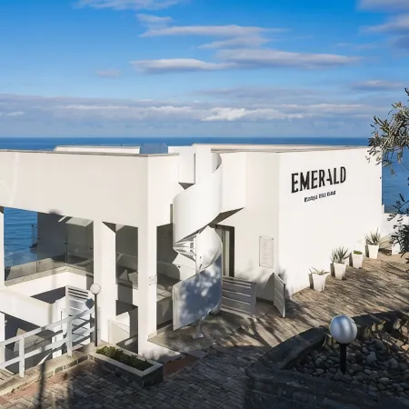 EMERALD HOTEL RESIDENCE