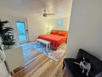 The Sandy Piper (Pets Allowed) - Parvekkeita