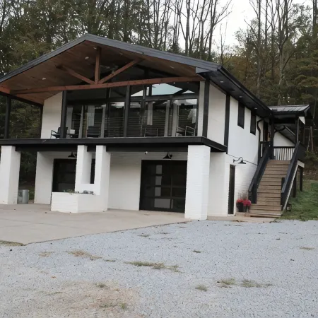 Beautiful 3 bedroom/4 bathroom house near Atwood Lake with stocked pond