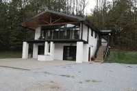 Beautiful 3 bedroom/4 bathroom house near Atwood Lake with stocked pond - Wifi