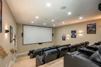 New! Epic lakefront home with indoor pool! - 4つ星