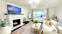 Mountain-View Retreat @ Heart of Hudson with Decks, Designer Decor & Game - Villas