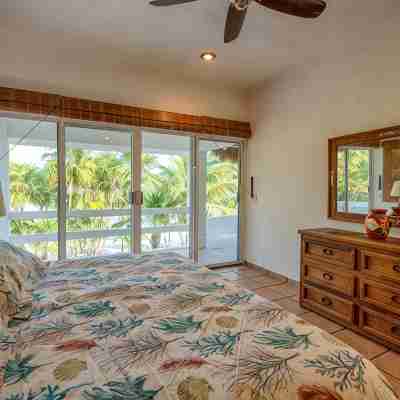 5-Star Experience! Oceanfront Villa w/ Private Beach + Pool, Snorkelling Rooms