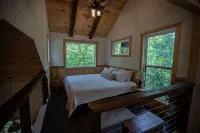 Al's Nest: Secluded Treehouse Overlooking Creek