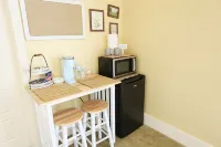 Massive Room - King Bed-Fireplace-10' Ceilings-50" Widescreen TV - 3-Star