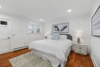 4BR Home w/ Yard & BBQ, 5 min walk to downtown Lee - 3 estrellas