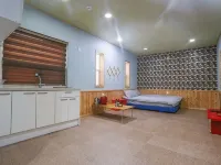 Seogwipo Red Piano Pension โรงแรมใกล้เวนิสแลนด์