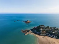 250 ° panoramic sea view from the 10 windows !! Classified furnished with 4-star tourism. Hotels in Pleneuf-Val-Andre