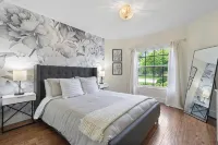Jupiter's Beacon Villa. Less than 2 miles from the beach in the heart of Jupiter