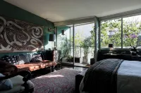 Marvelous, Art-Filled Loft with a Garden Terrace - บังกะโล