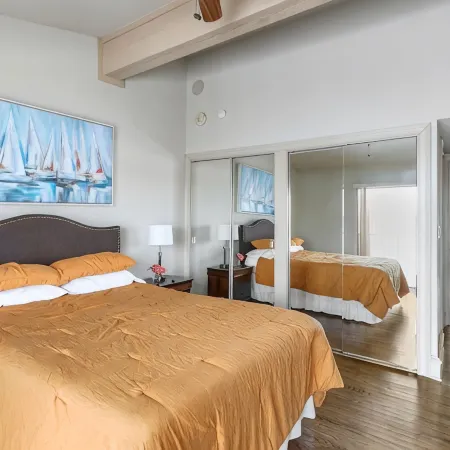 7 mins from your waterfront deck to downtown! Peaceful, private, roomy.