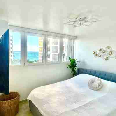 Endless Summer City Suite - Stylish Stay in Prime Location Rooms