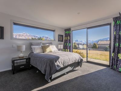 Modern Family Holiday Home with Sensational Views Peaceful Paradise (Sleeps 9)