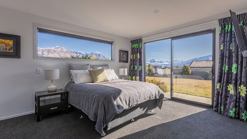 Modern Family Holiday Home with Sensational Views Peaceful Paradise (Sleeps 9)