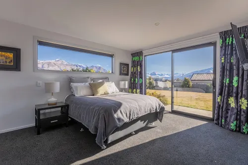Modern Family  Holiday home with sensational views peaceful paradise (sleeps 11) - Gym