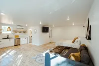 Adorable Studio - Private Patio - Dream Kitchen - บังกะโล