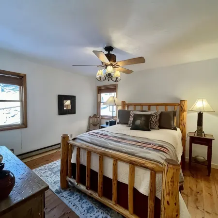 Walk to ski & trails! Luxury lodge, sleeps 17, hot tub, fire pit & fenced yard.