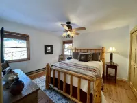 Walk to ski & trails! Luxury lodge, sleeps 17, hot tub, fire pit & fenced yard. - バルコニー
