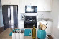 Large Renovated Delightful 2nd Floor Suite in Forest Park - Homestays