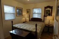 Peaceful Warm Cozy Country Cottage Nestled Beneath the Mountains, Woodstove - 3-Star