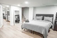 Luxury Capitol Hill Victorian — Private Gated Parking & Modern Kitchen - Bungalow