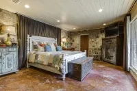 Private cabin on 10 acre lake, 4.5 miles from Boerne - 4성급