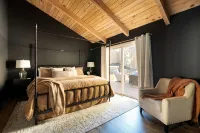 Romantic Getaway Cabin w/private hot tub, deck and fireplace - Hytter